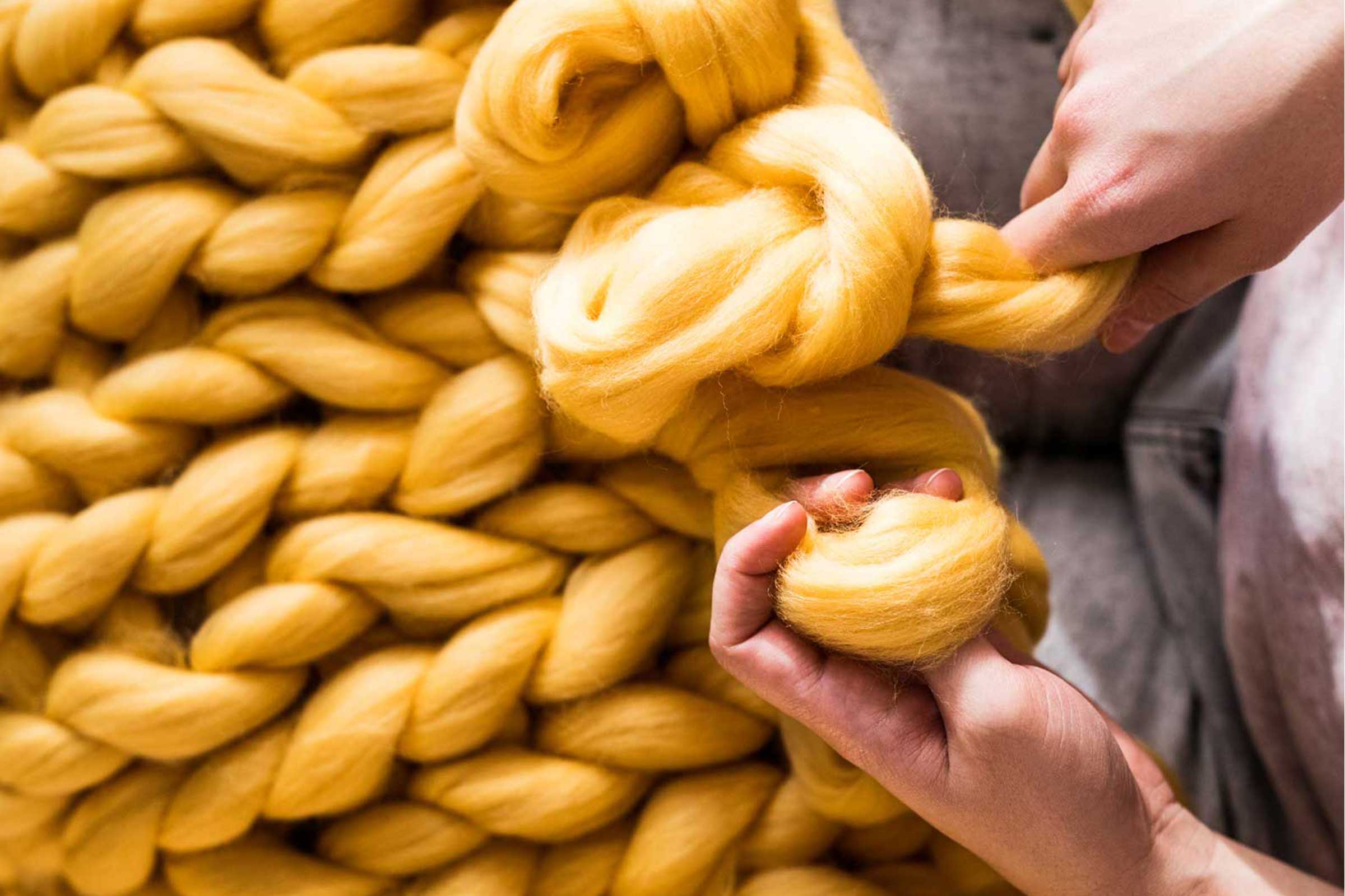 Wie man eine grob gestrickte Decke macht